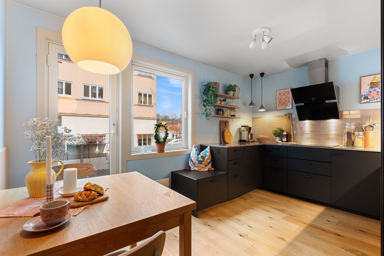 Kjøkkenet har en praktisk U-form og en hyggelig spiseplass ved vinduet. Foto: Zovenifra AS. Galleribilde