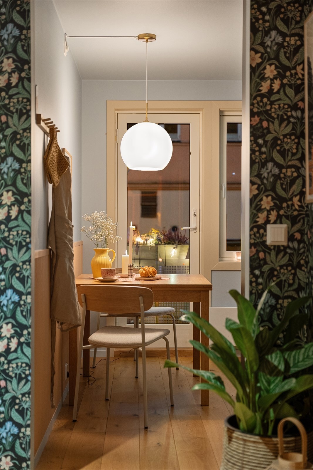 Fra gangen er det en åpen og fin siktlinje inn mot kjøkkenet. Galleribilde