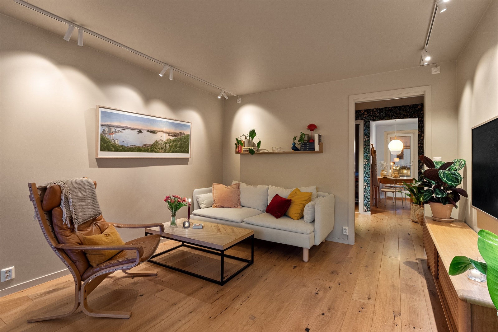 Stuen er malt i tidsriktige farger som skaper en lun atmosfære. Galleribilde