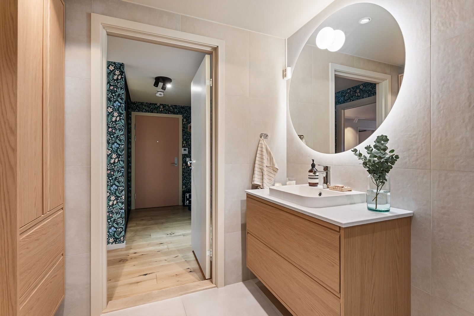 Fra badet ser man ut mot den fargerike entreen, som gir en fin kontrast. Galleribilde