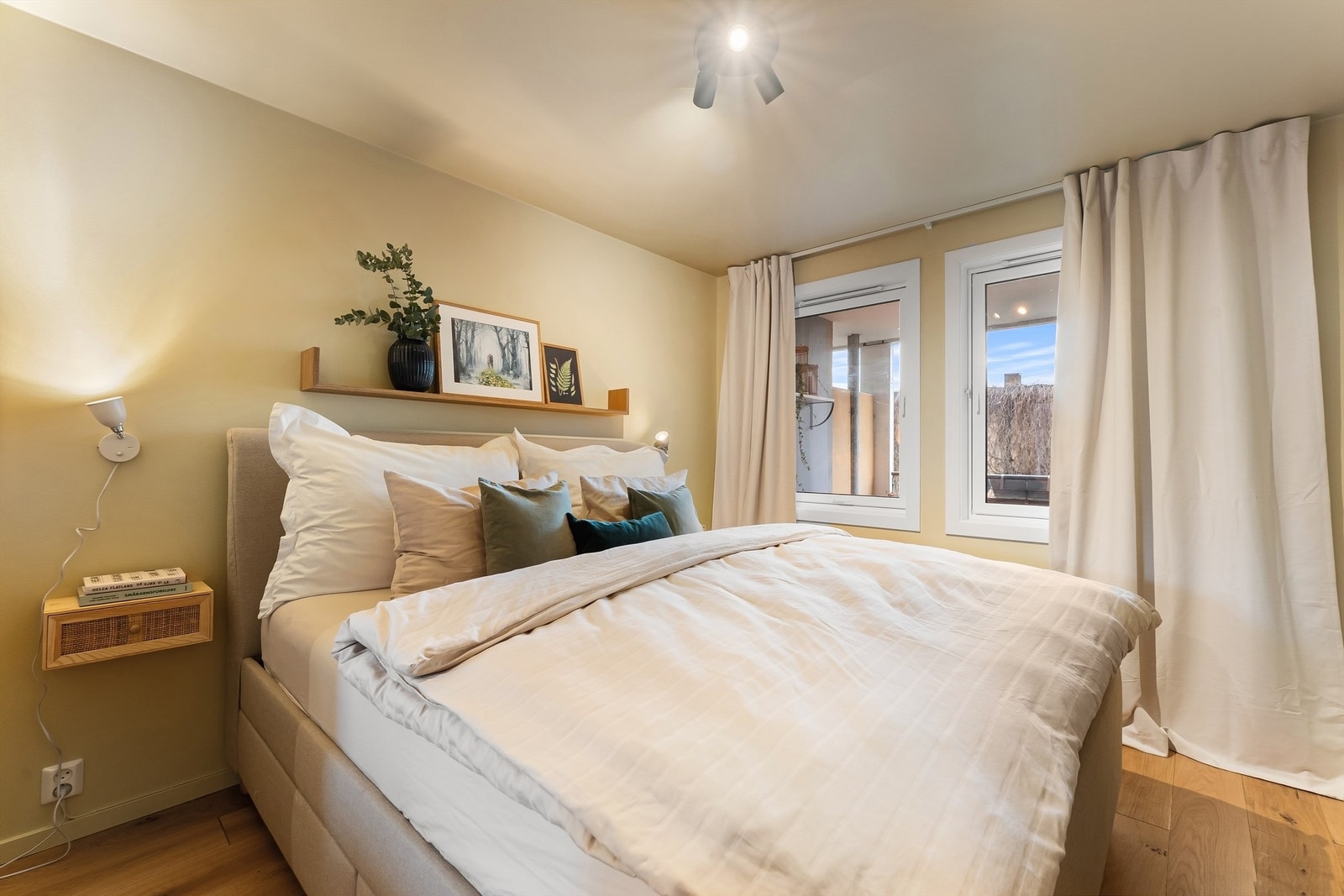 Vinduene vender ut mot den rolige bakgården og slipper inn godt med dagslys. Galleribilde