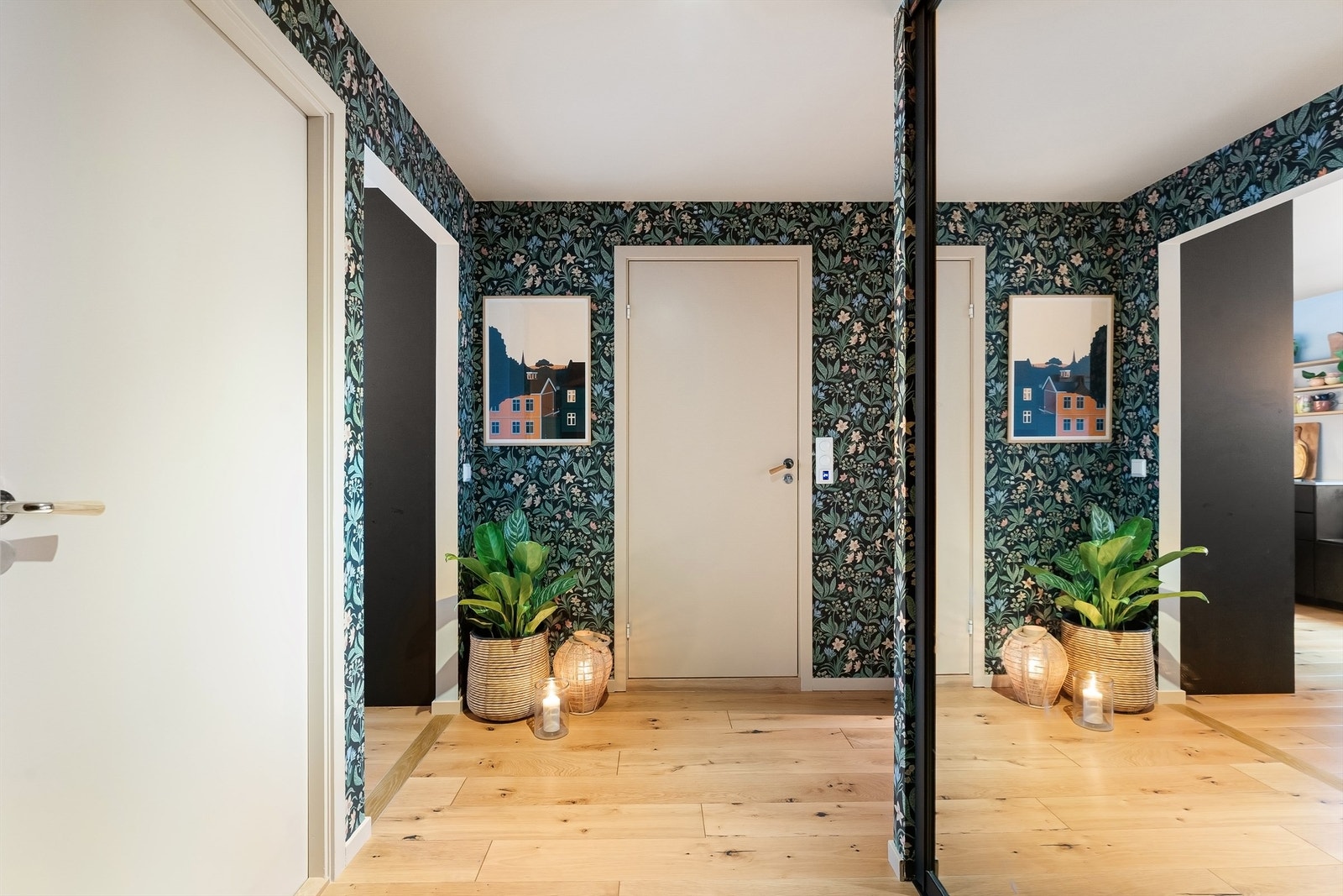 Hallen har plass for oppbevaring og binder sammen leilighetens rom. Galleribilde