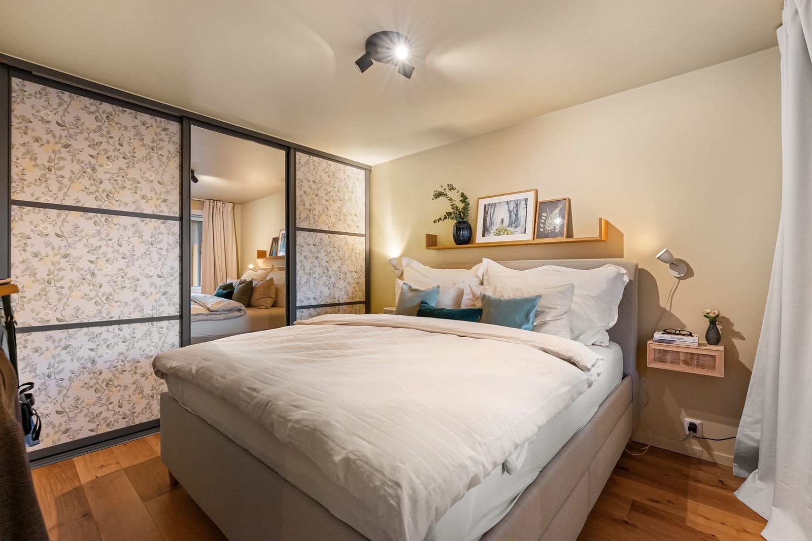 Hovedsoverommet er romslig og har en stor skyvedørsgarderobe med speilfronter. Galleribilde