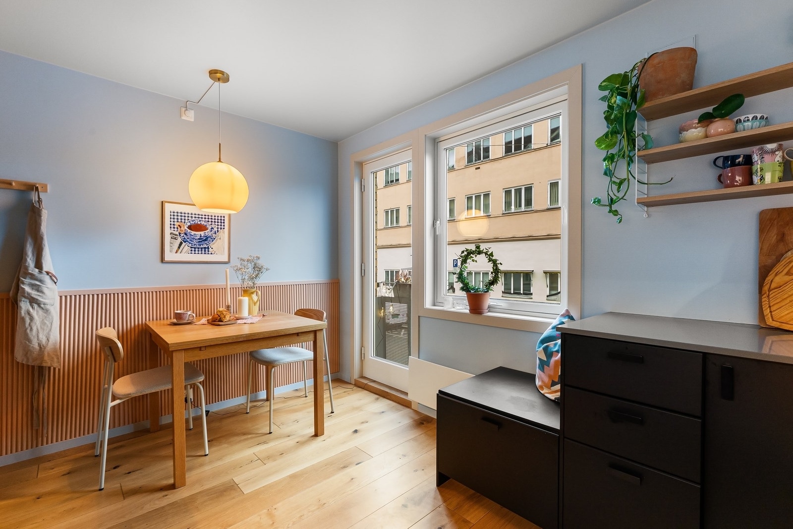 Spiseplassen på kjøkkenet er et naturlig samlingspunkt for måltider i hverdagen. Galleribilde