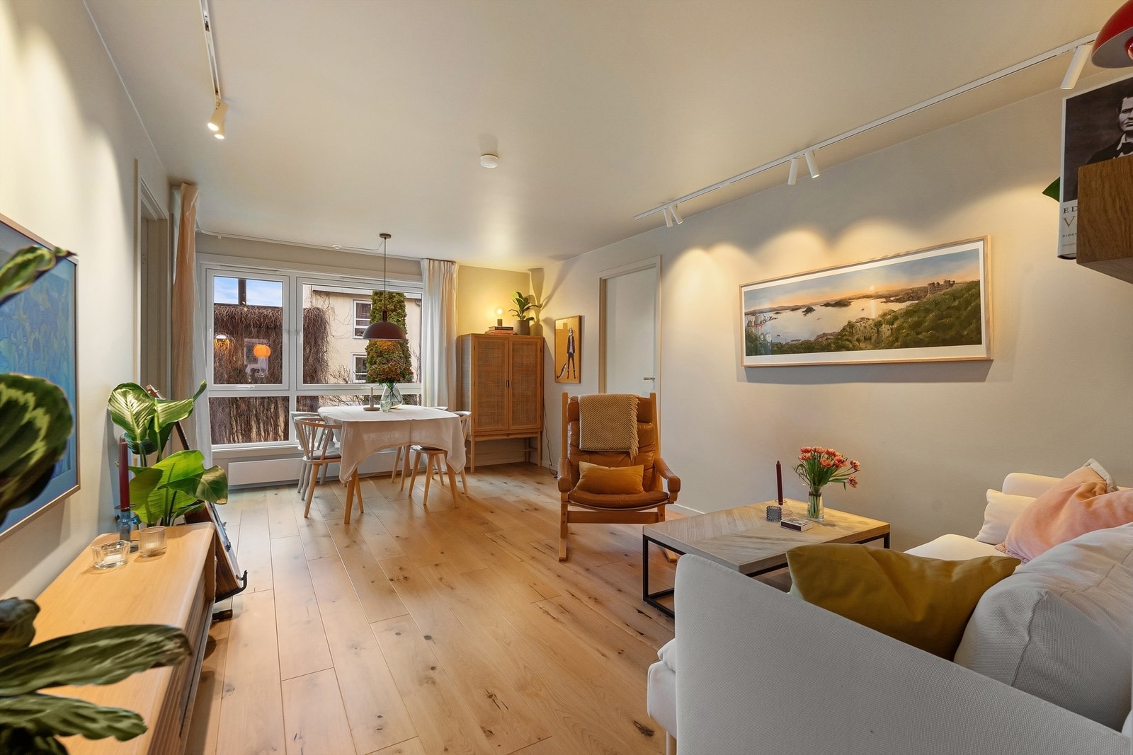 Stuen er et lyst og luftig rom med plass til både sofagruppe og spisebord. Galleribilde