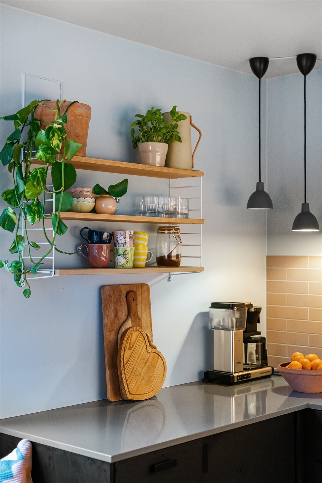 Åpne hyller gir rom for personlig preg og lett tilgjengelig oppbevaring. Galleribilde