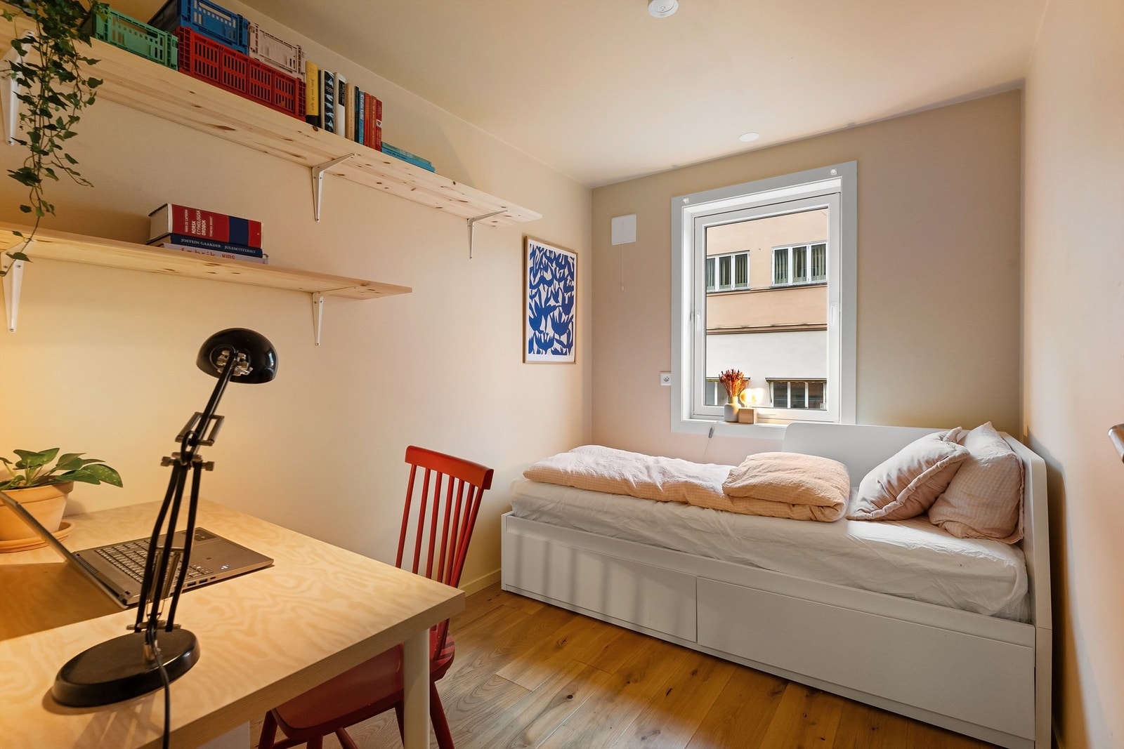 Det tredje soverommet er innredet som kontor og gjesterom. Galleribilde