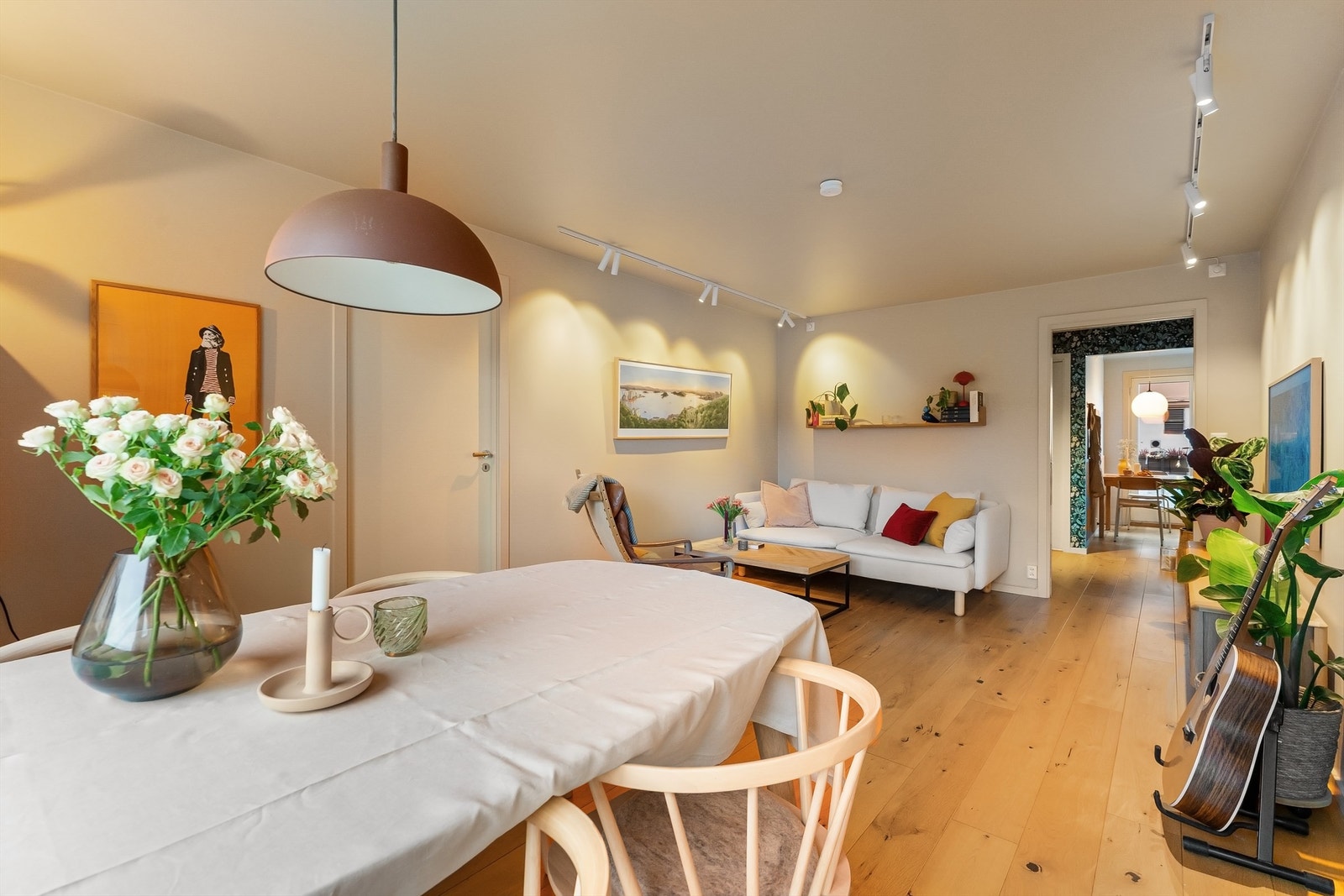 Stuen er koselig med god belysning fra spottskinner i taket gir en fleksibel og behagelig atmosfære. Galleribilde