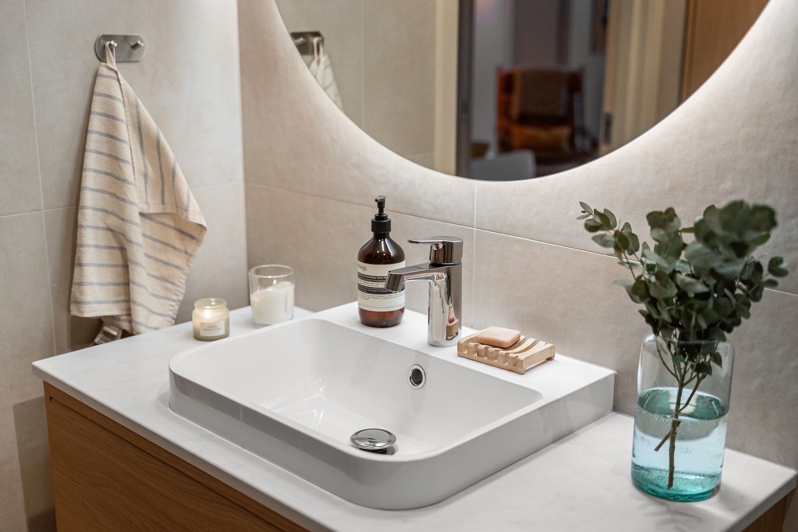 Heldekkende servant på en romslig baderomsinnredning med gode oppbevaringsmuligheter. Galleribilde