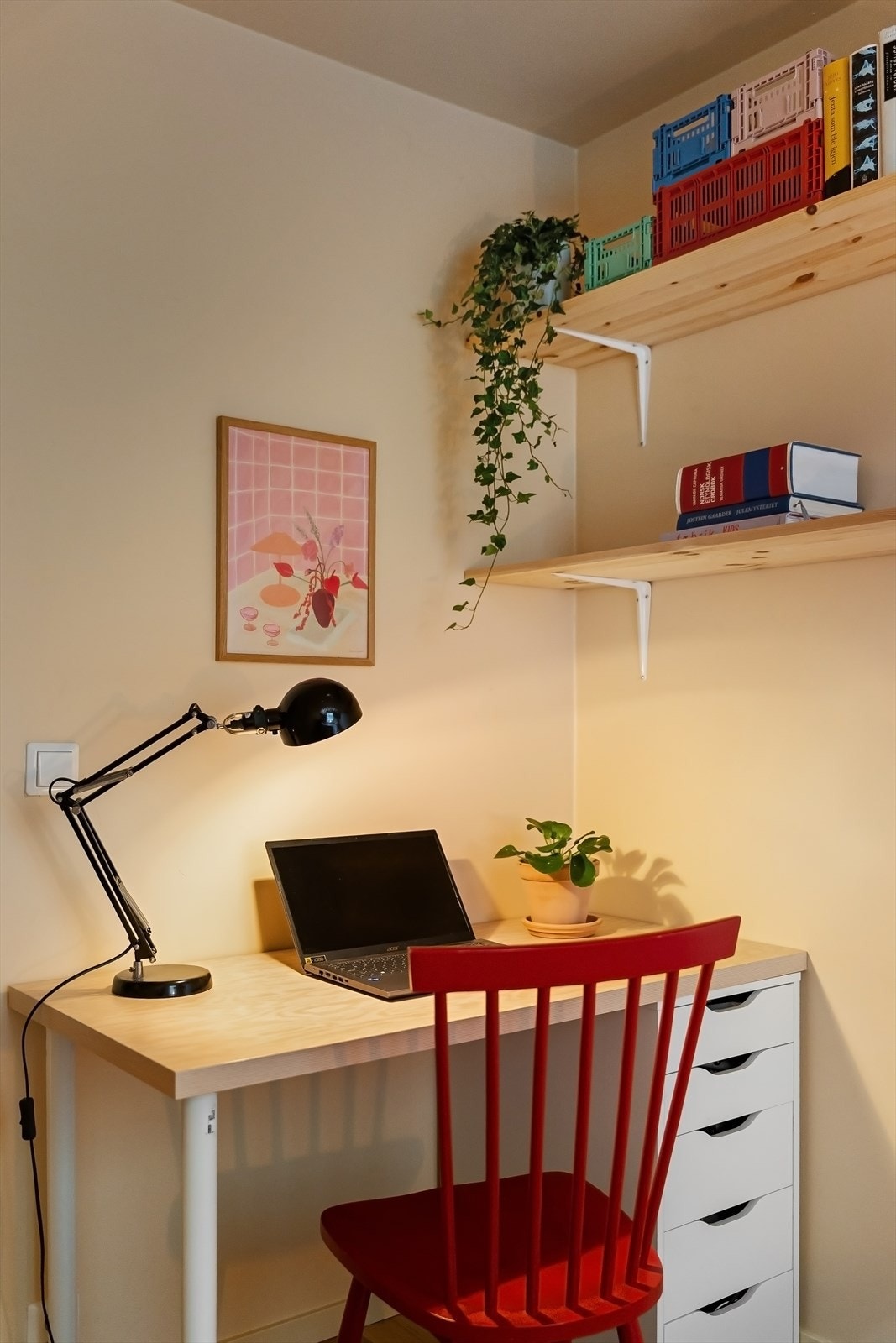 En smart løsning for hjemmekontor med plass til skrivepult og hyller. Galleribilde