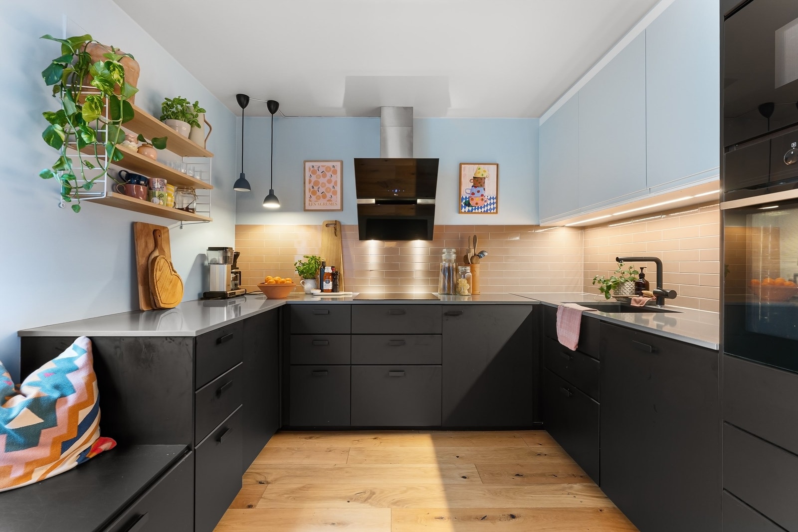 Stilrent og innholdsrikt kjøkken med rikelig skap- og benkeplass. Galleribilde