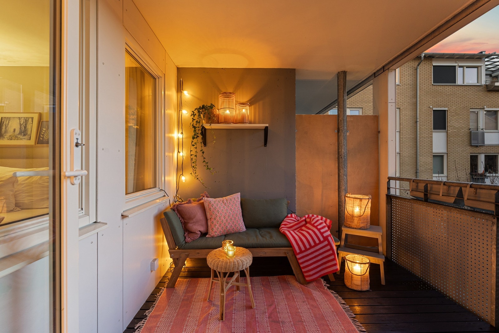 På kveldstid skaper belysningen en lun og innbydende atmosfære på balkongen. Galleribilde