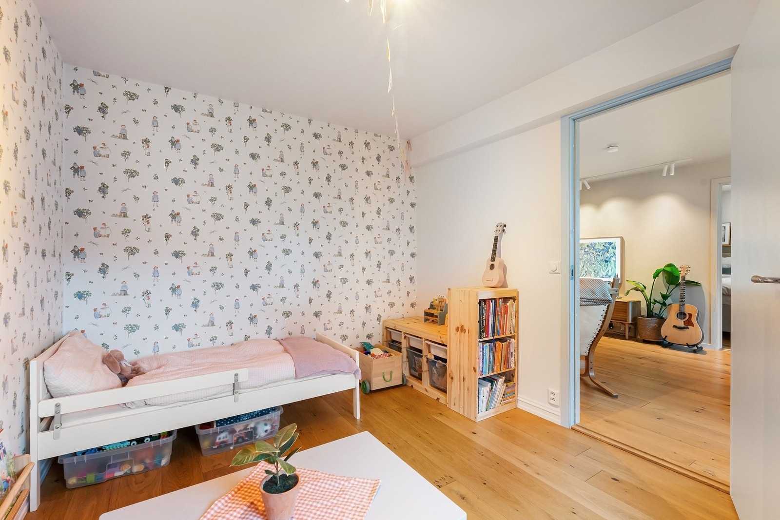 Rommet har en hyggelig tapet som passer både gutt og jente. Galleribilde