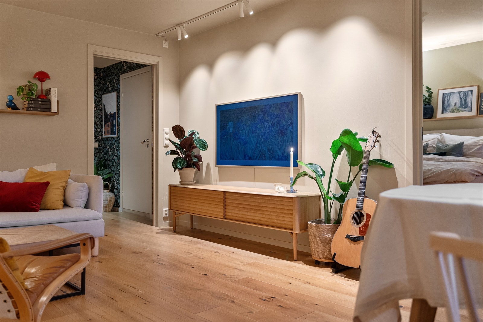 Stuen har flere soner og en naturlig plassering for TV-møblement. Galleribilde