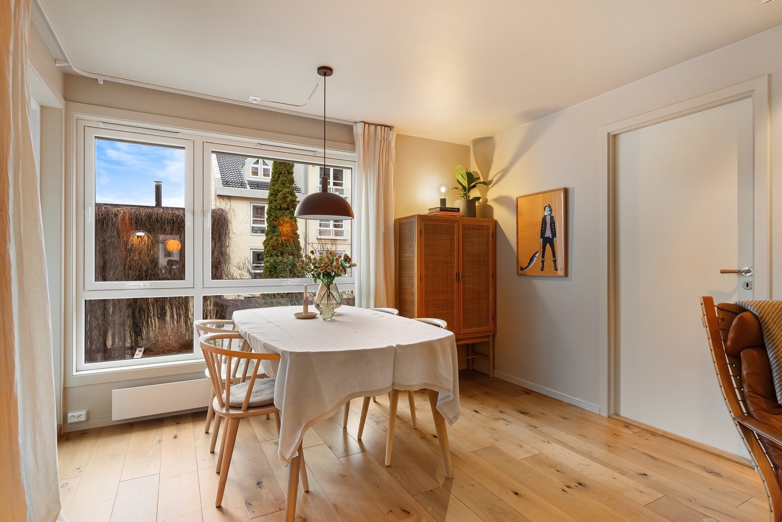 Det store vinduet mot bakgården gir rikelig med lysinnslipp. Galleribilde