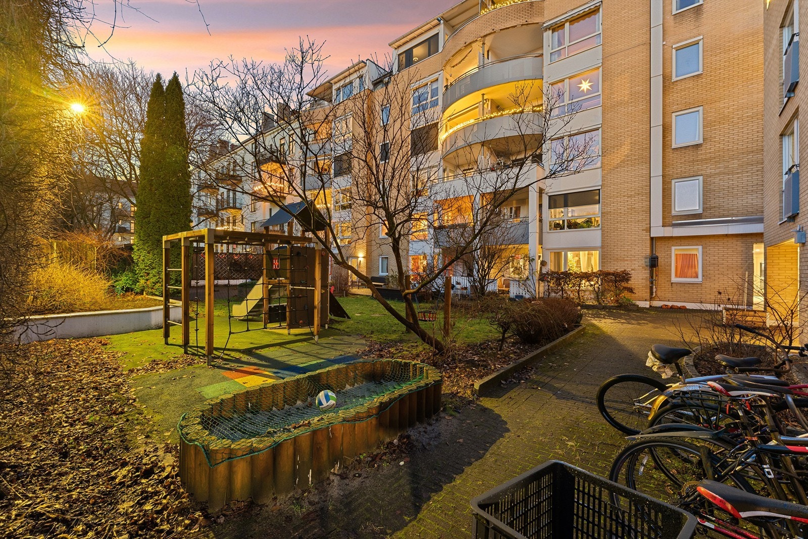 I bakgården finnes en lekeplass, skjermet fra trafikk. Galleribilde