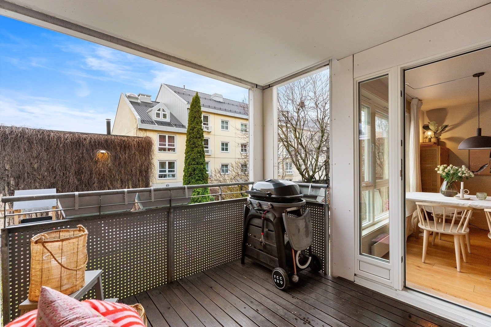 Her er det plass til både grill og en sittegruppe for hyggelige dager utendørs. Galleribilde