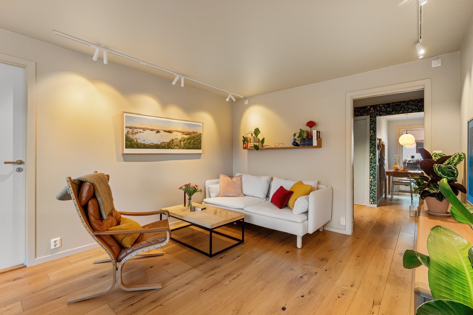 Rommet er enkelt å møblere og har en gjennomgående enstavs-eikeparkett. Galleribilde