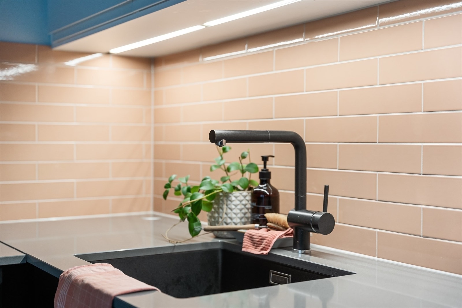 Detaljer som den sorte vasken og armaturet understreker det gjennomførte designet. Galleribilde