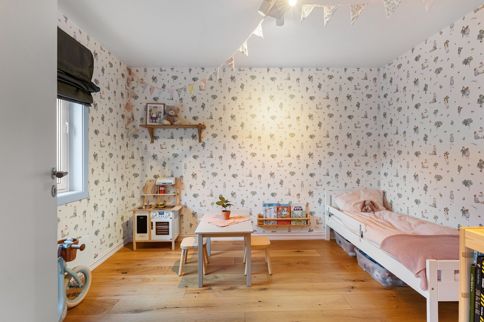 Det andre soverommet er av god størrelse, et hyggelig barnerom. Galleribilde