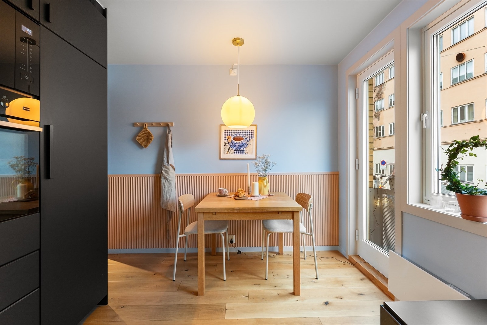 Innredningen har integrerte hvitevarer og moderne, mørke fronter. Galleribilde