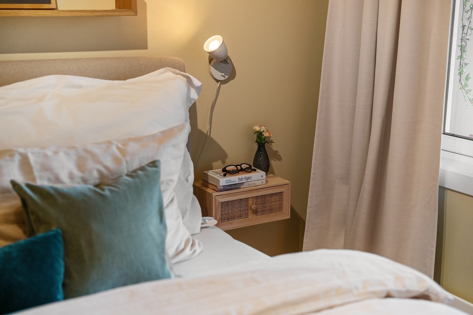 Praktiske løsninger som vegghengte nattbord og leselamper frigjør gulvplass. Galleribilde