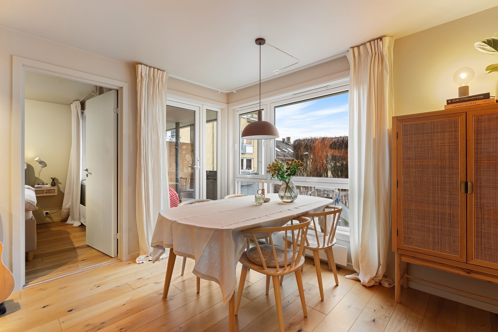 Spisestuen er plassert i tilknytning til balkongen. Galleribilde