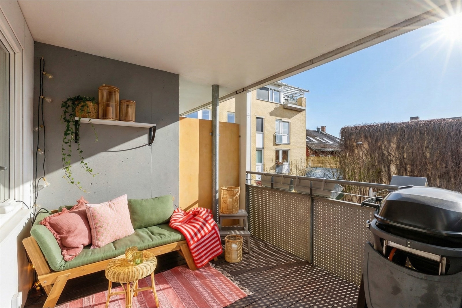 Leiligheten har en romslig balkong på 7 m² med ettermiddagssol. Foto: Zovenifra AS. Galleribilde