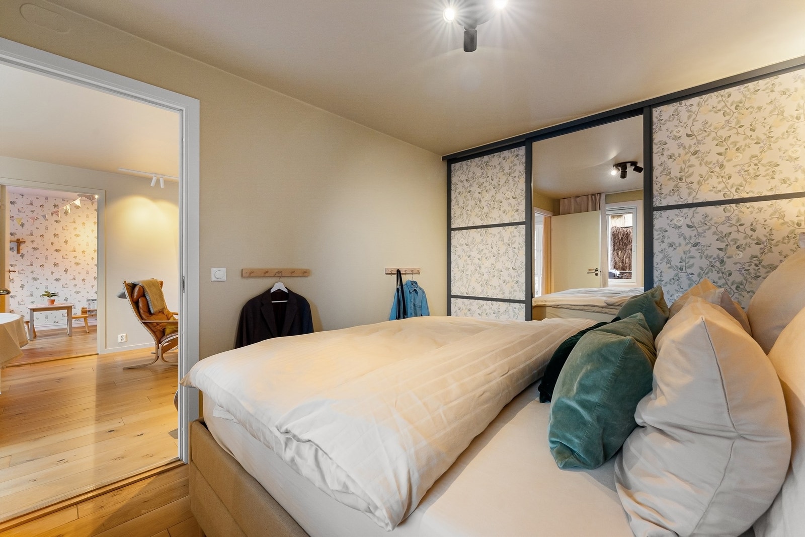 Rommet har god plass til dobbeltseng og tilhørende nattbord. Galleribilde