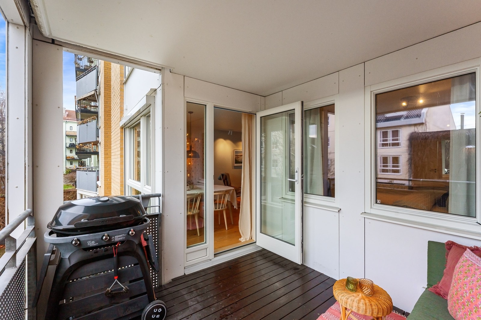 Hyggelig balkong med sol på sommer fra kl. 12.00- 20.00. Galleribilde