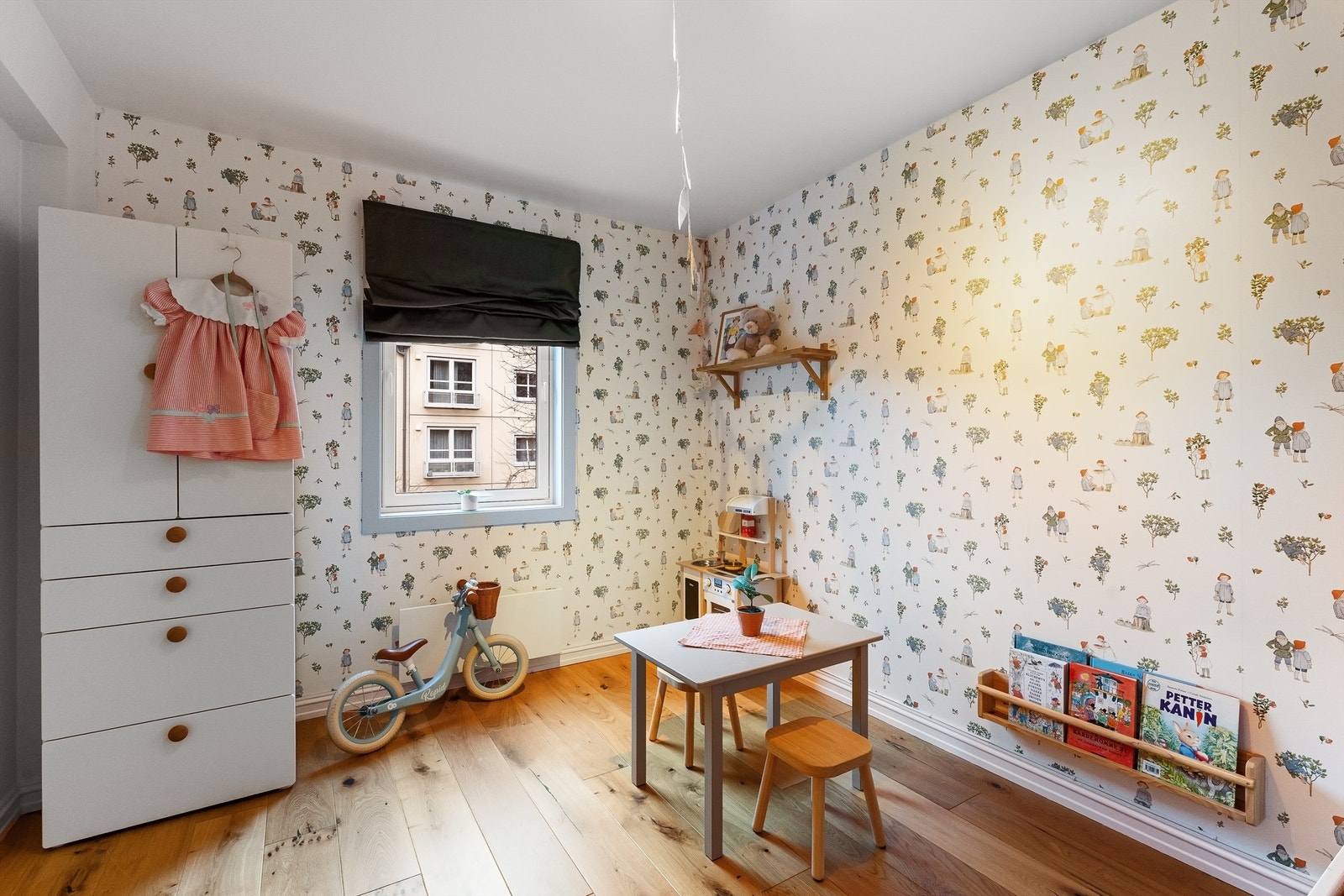 Rommet har plass til både seng, oppbevaring og en liten leke- eller arbeidsplass. Galleribilde