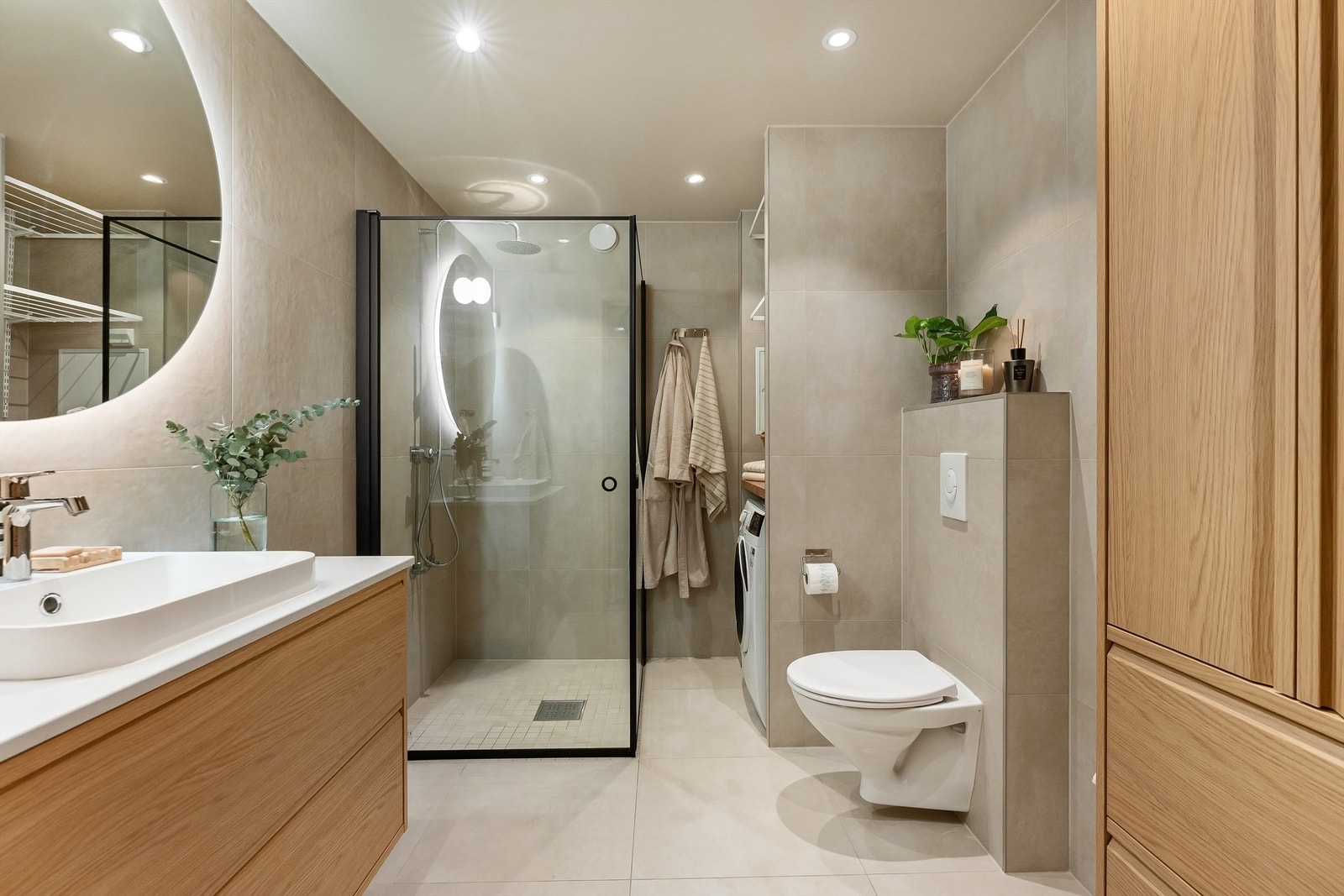 Badet er delikat flislagt og har opplegg for vaskemaskin og tørketrommel. Galleribilde