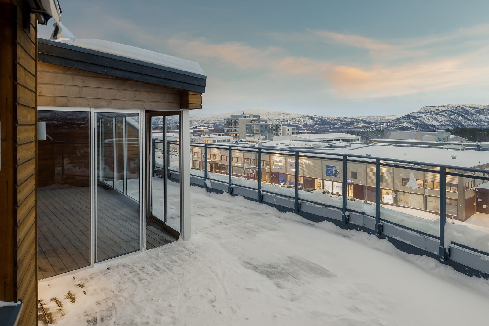 Fra innglasset balkong er det adkomst til en terrasse. Galleribilde