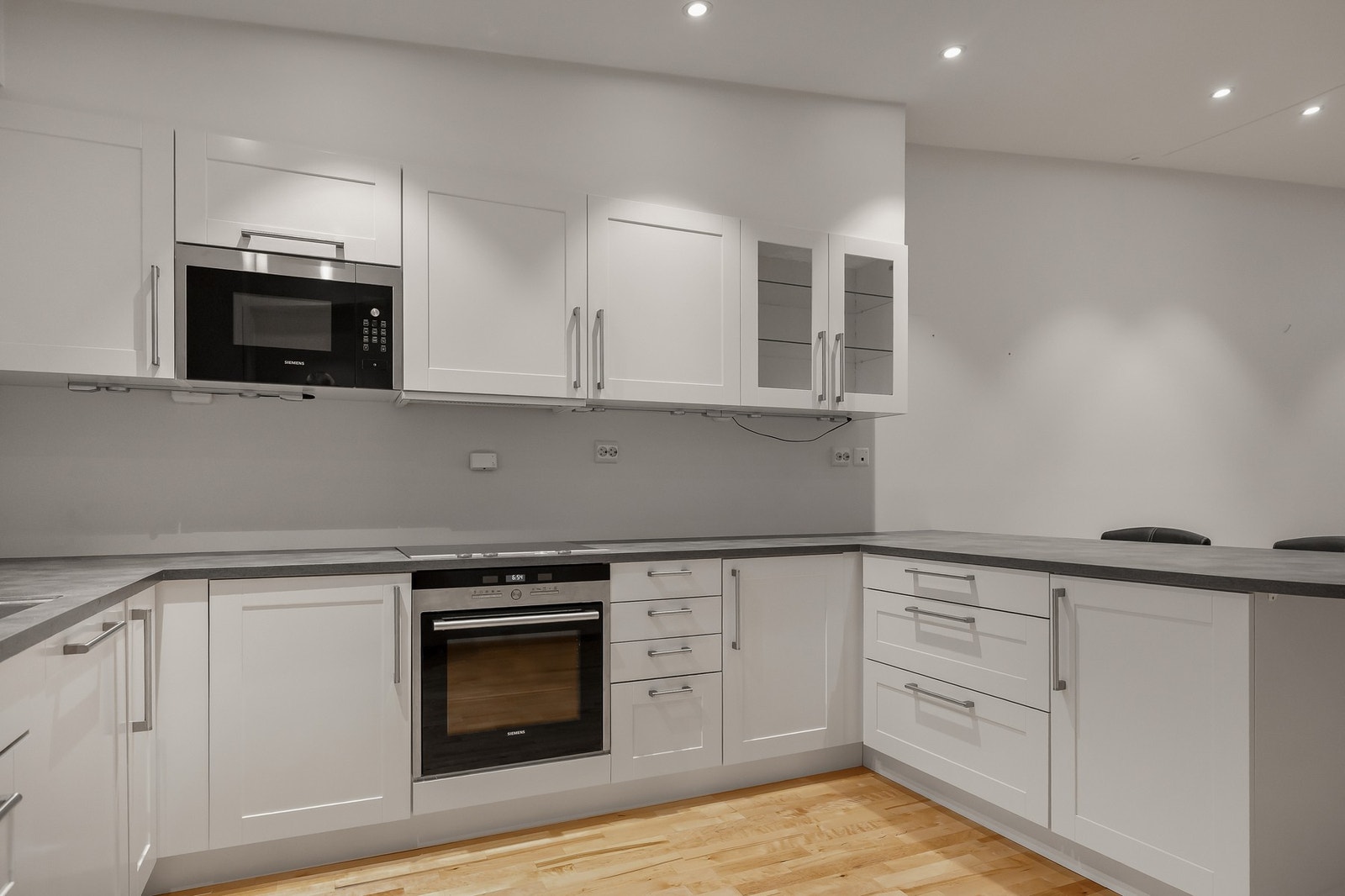 Kjøkkenets utforming sørger for effektive arbeidsflater og rikelig med oppbevaringsplass i skuffer og skap. Galleribilde