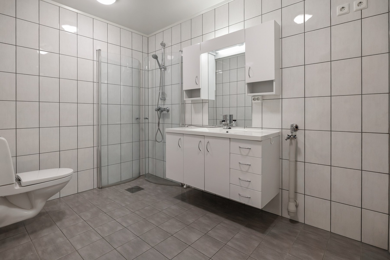 Flislagt baderom med behagelig gulvvarme. Galleribilde