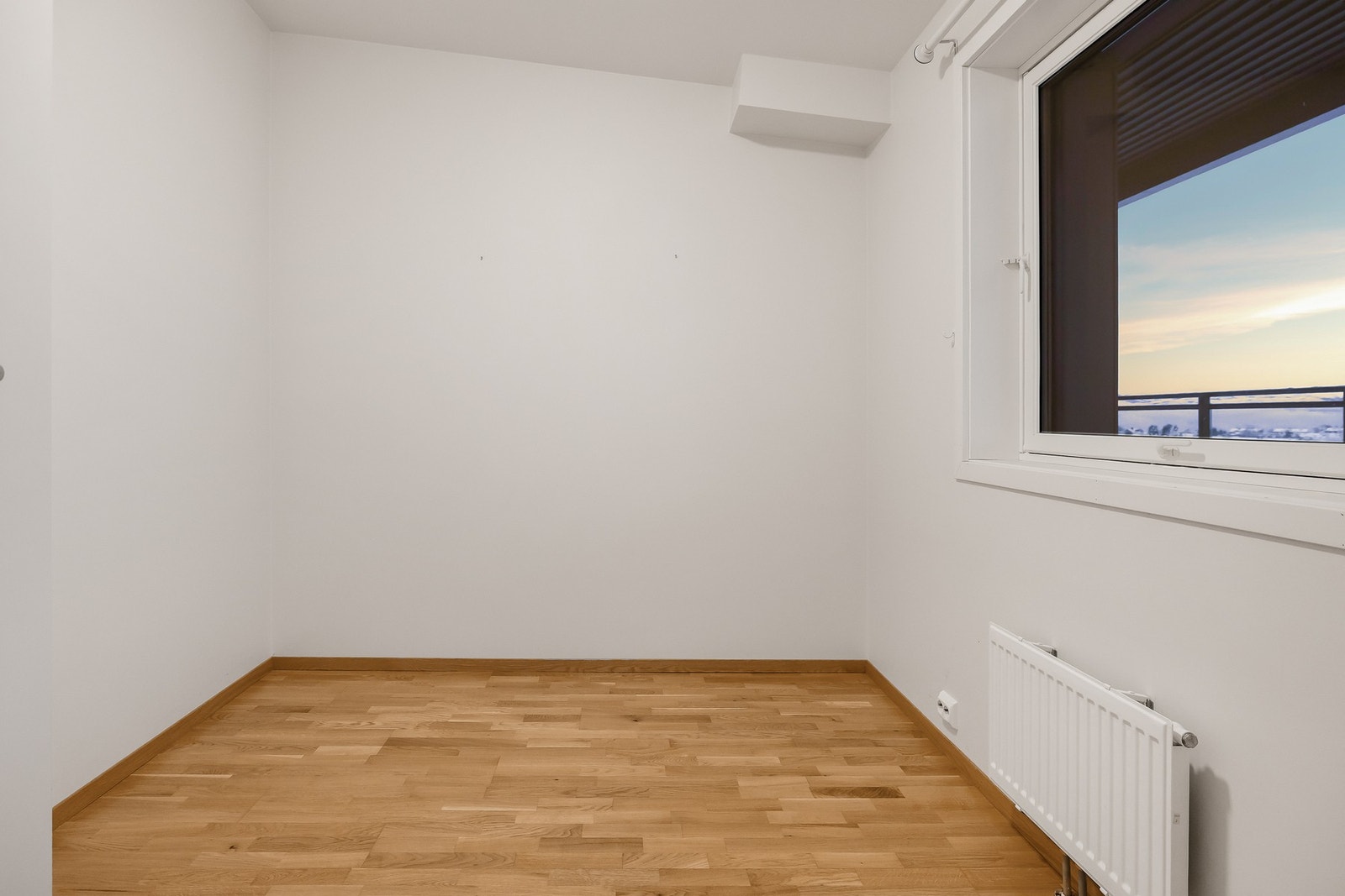 Begge soverommene har god plass til seng, nattbord og annet ønsket møblement. Galleribilde