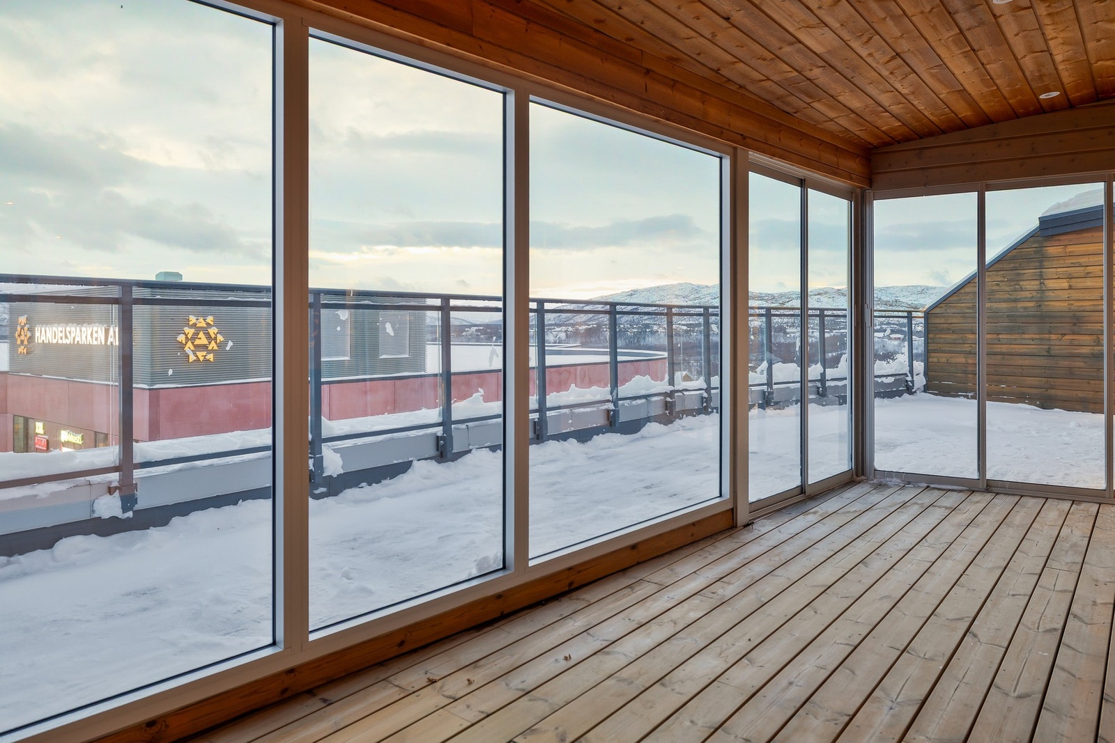 Fra stue er det utgang til en innglasset balkong. Galleribilde