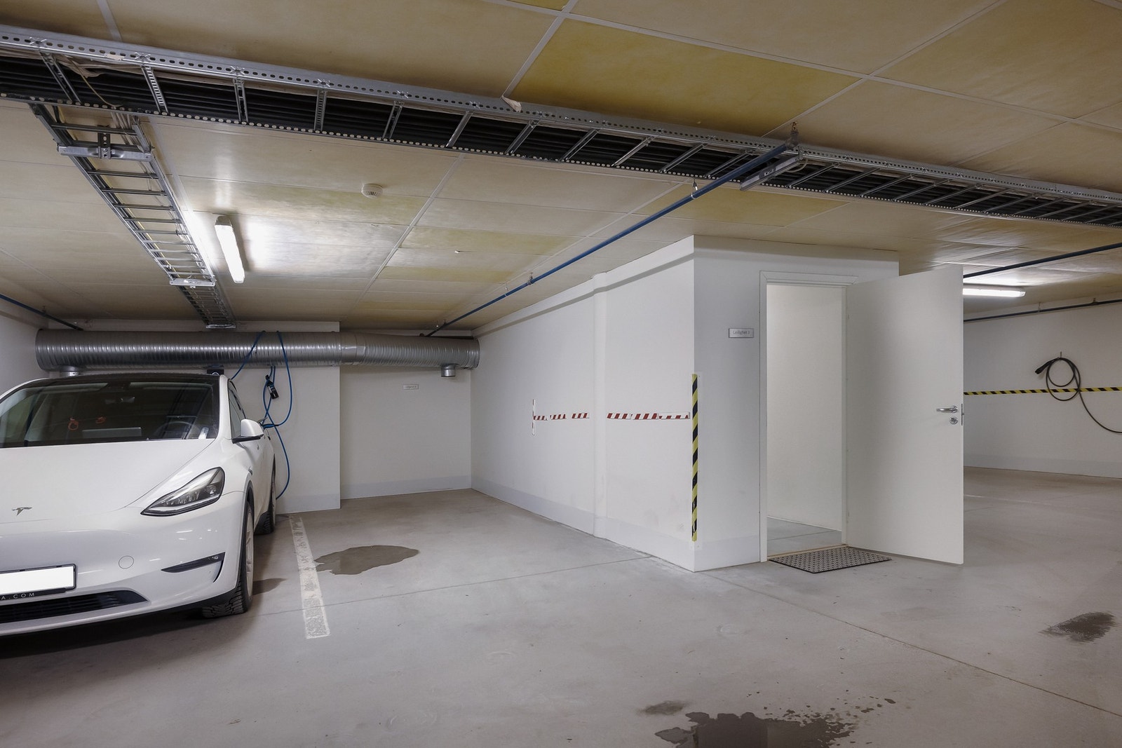 Parkeringsplass i garasje. Galleribilde