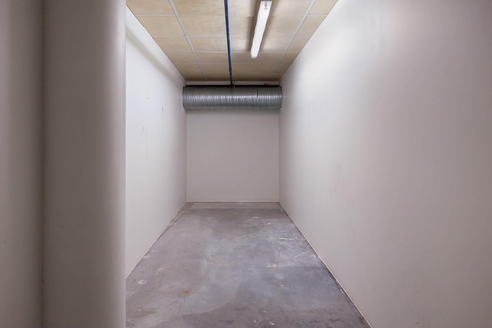 Ekstern bod i garasje. Galleribilde