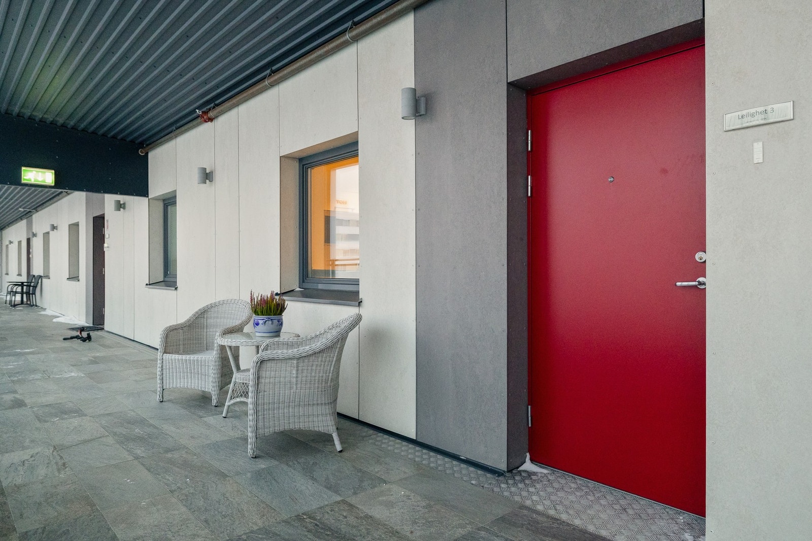 Leiligheten har et overbygd inngangsparti. Galleribilde