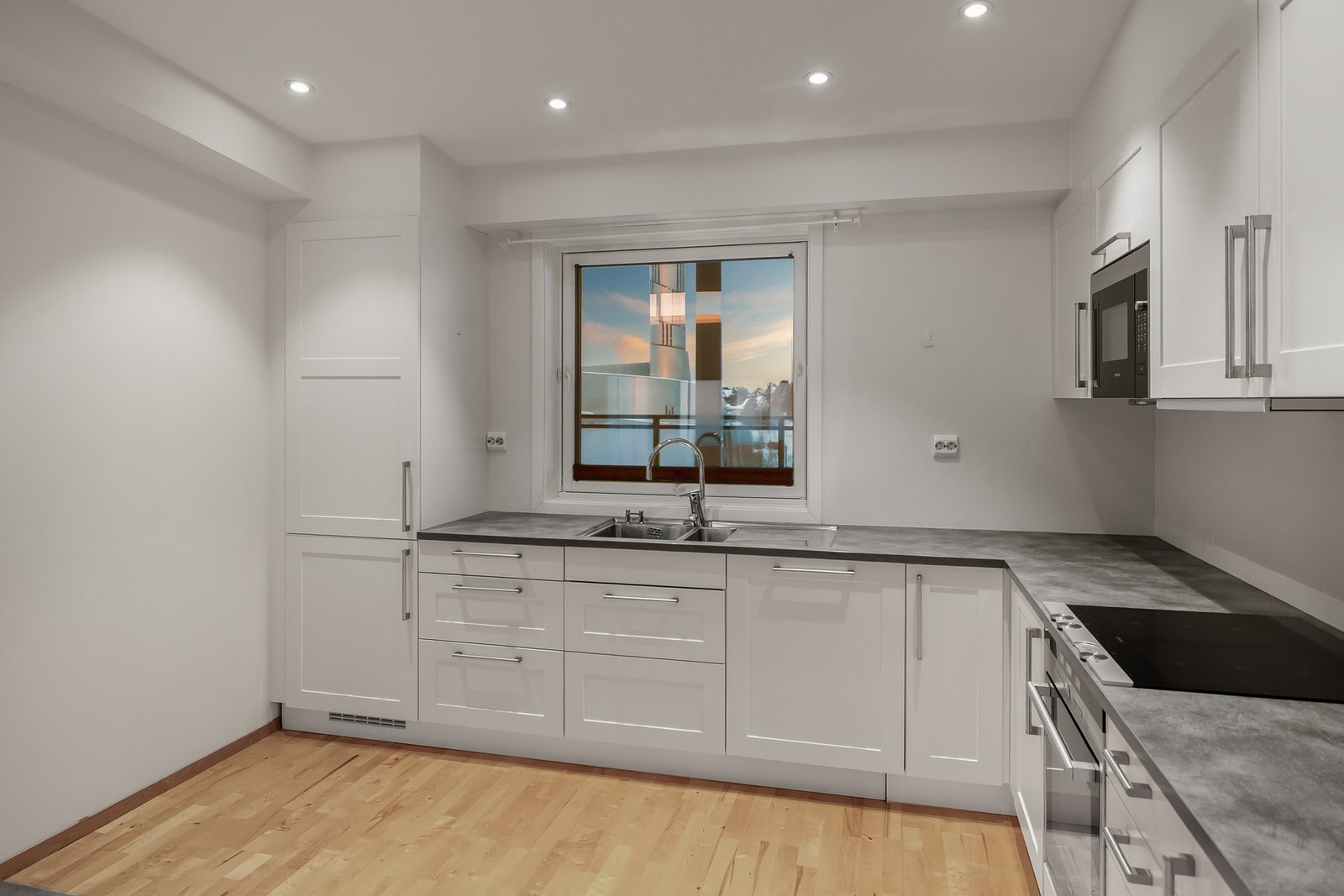 Innredningen har profilerte malte fronter og benkeplate av laminat. Galleribilde