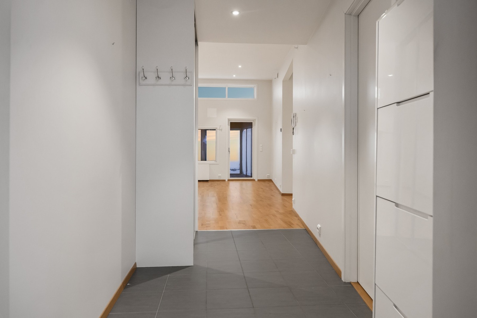 Vel inne blir du møtt av en lys entré med plass til å henge fra seg. Her er det også plass til annet ønsket oppbevaringsmøblement. Galleribilde