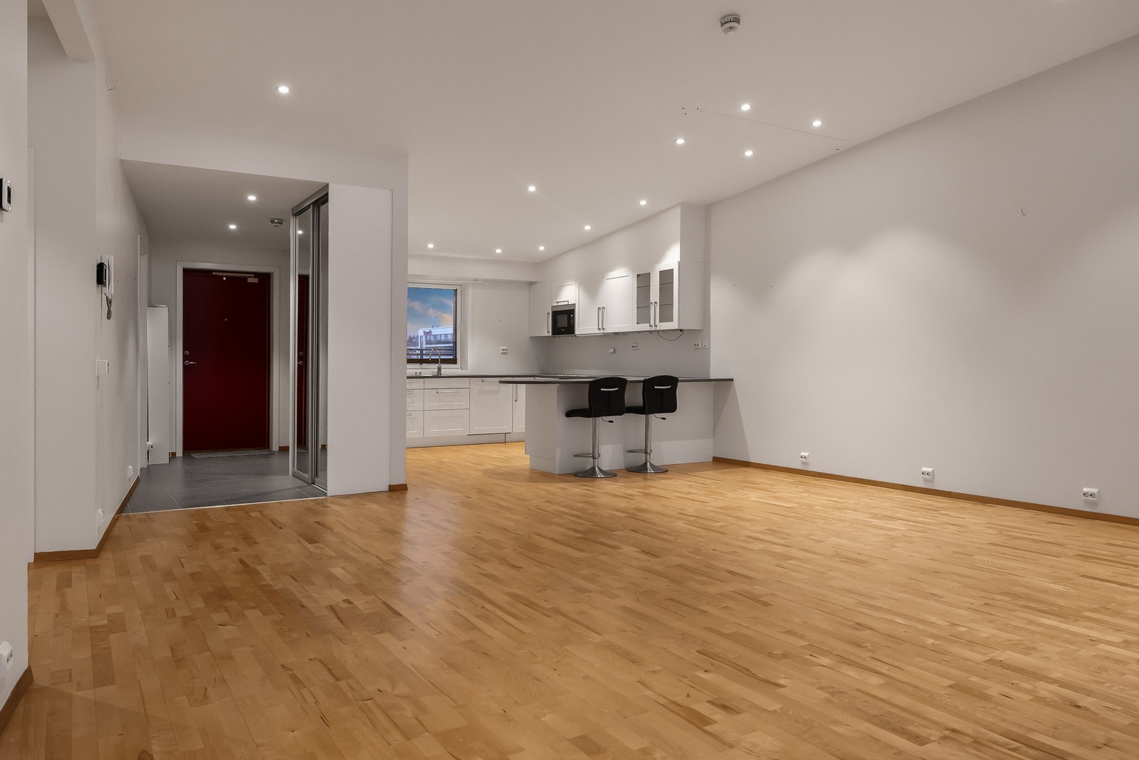 Leiligheten har lyse og tidløse overflater. Galleribilde