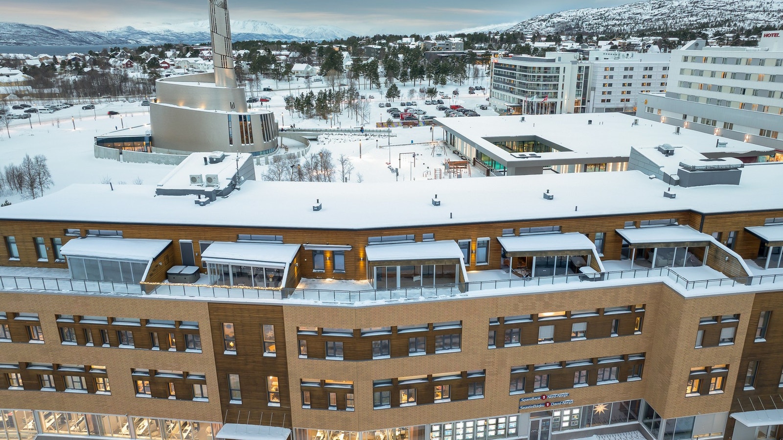 Her bor du med gåavstand til butikker, kafeer, restauranter og andre servicetilbud, noe som gjør hverdagen både praktisk og komfortabel. Galleribilde
