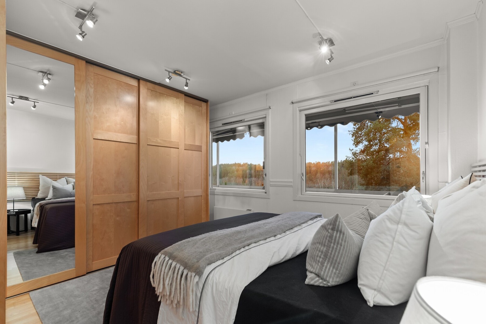 Soverom 1 har med mye skapplass. Galleribilde