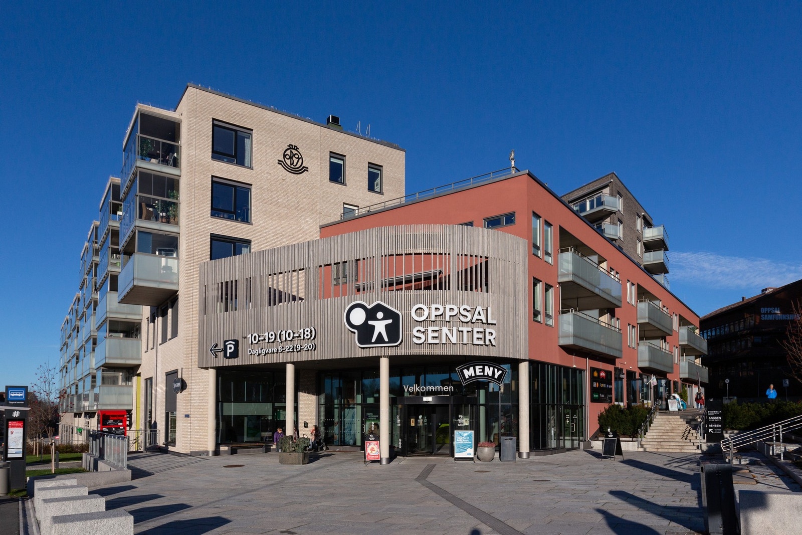 Oppsal senter har flere butikker og serveringssteder. Galleribilde