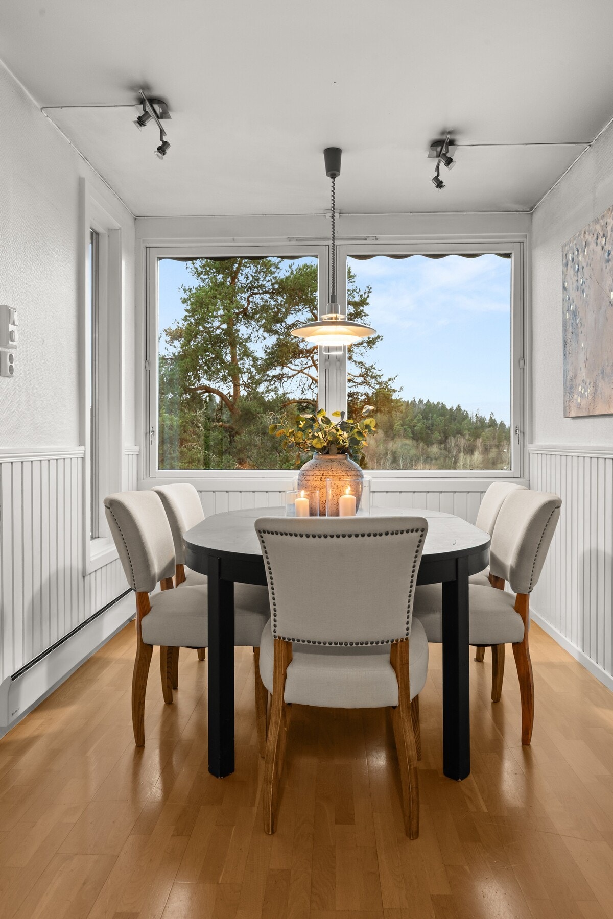 Nydelig plass for kjøkkenbord med fin utsikt. Galleribilde