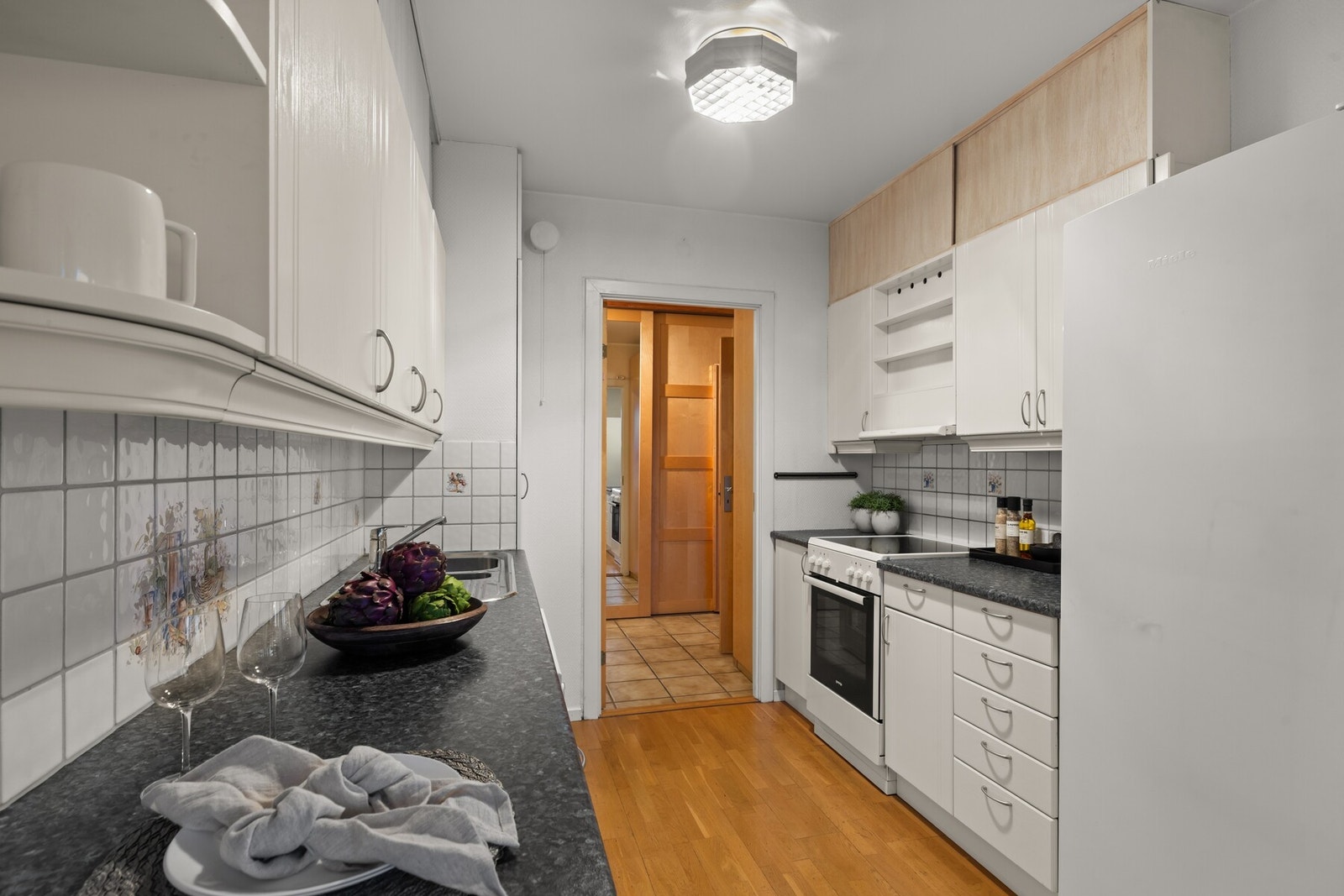 Kjøkkenet har adkomst fra både entrè og stue. Galleribilde