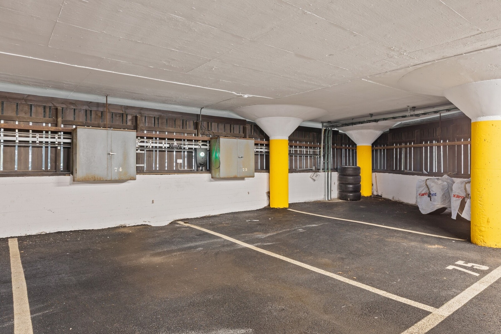 Garasje kan selges separat. Hjørneplass kan leies. Galleribilde