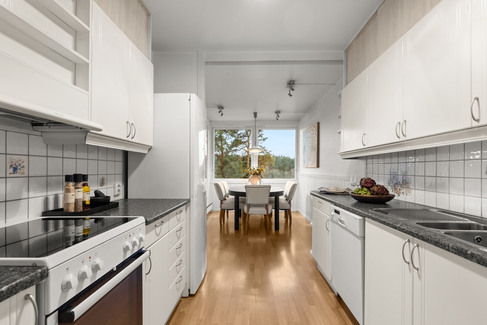 Kjøkken med mye skapplass Galleribilde